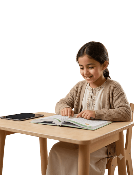 بنت تقرأ كتابا